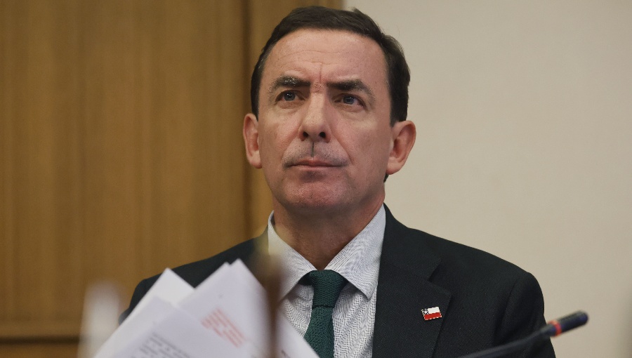 Ministro Rabat descarta renuncia y anuncia cambios a ley de rebaja de condenas