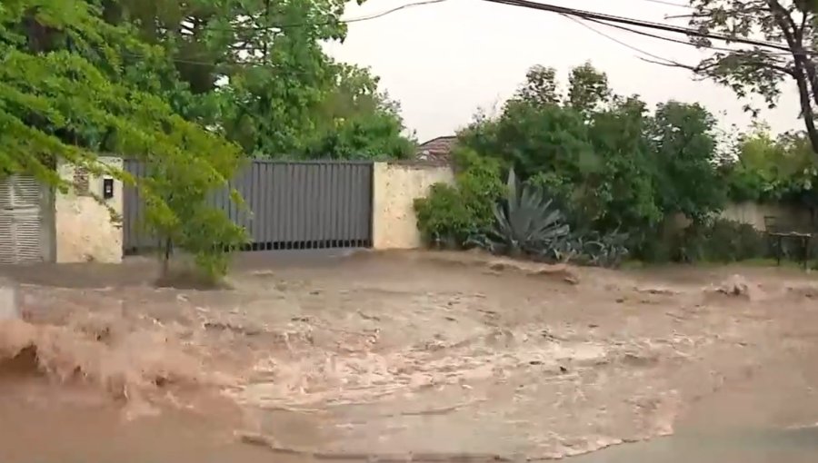 Lluvias provocan inundaciones en San Carlos de Apoquindo y activación de quebradas en camino a Farellones