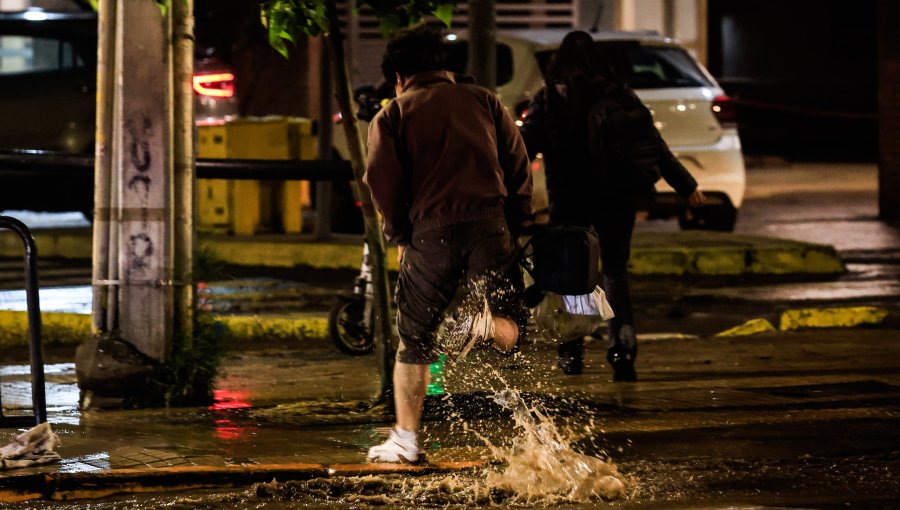 Suspenden clases en perímetro de seguridad de Las Condes tras inundaciones y en Requínoa luego de paso de tornado