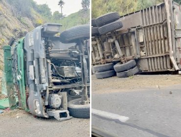 Un lesionado deja volcamiento de camión en la ruta Las Palmas de Viña del Mar