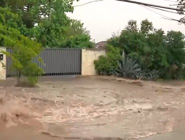 Lluvias provocan inundaciones en San Carlos de Apoquindo y activación de quebradas en camino a Farellones