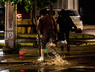 Suspenden clases en perímetro de seguridad de Las Condes tras inundaciones y en Requínoa luego de paso de tornado