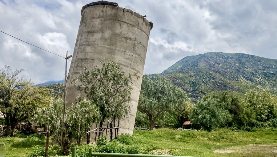 Como la Torre de Pisa: histórico silo de San Felipe preocupa por peligrosa inclinación