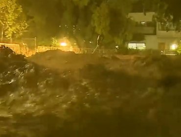 Desborde de quebrada Honda en Las Condes activa alerta de Senapred: maquinaria estuvo a punto de ser arrastrada