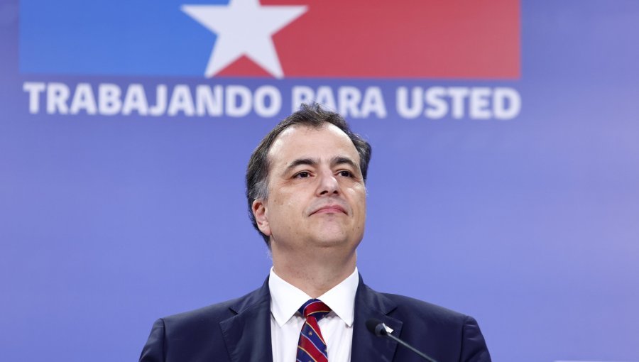 Vocero de Gobierno respalda al ministro Rabat luego de que Presidente Kast admitiera "error" por rebaja de condenas
