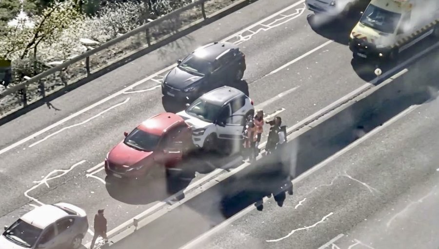 Colisión múltiple deja dos personas lesionadas en autopista Troncal Sur de Viña de Mar