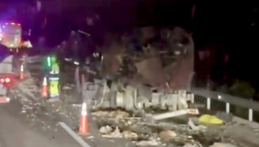 Tres camiones protagonizan colisión múltiple en la ruta 5 Norte, a la altura de Illapel
