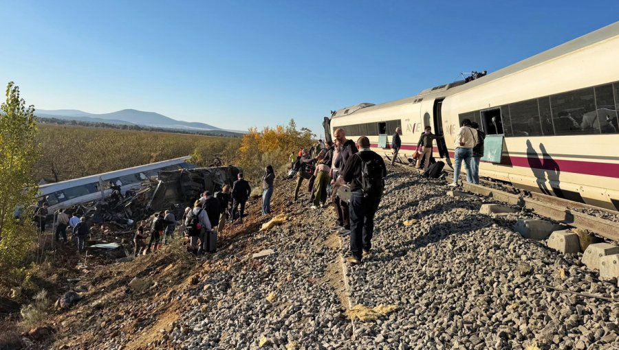 Choque entre dos trenes de alta velocidad deja al menos 46 fallecidos en España