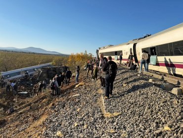 Choque entre dos trenes de alta velocidad deja al menos 46 fallecidos en España