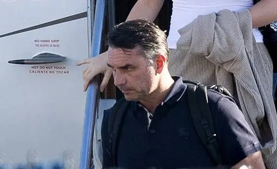 Flávio Bolsonaro se autoproclamó como "líder" de Brasil, acusó "fraude electoral" y aseguró que "no he huido"