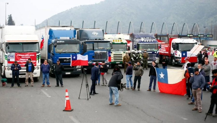 Confederación de Dueños de Camiones expresa su apoyo a la paralización en San Antonio y exige al Gobierno "negociar de verdad"
