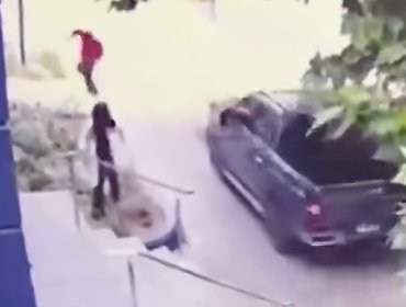 Milagrosa salvada durante persecución en Viña del Mar: camioneta robada subió a la vereda y casi atropelló a dos peatones