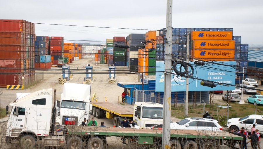 Paro camionero en San Antonio: Gobierno dice que es "problema entre privados", pero que se comprometieron a "ayudar y mediar"