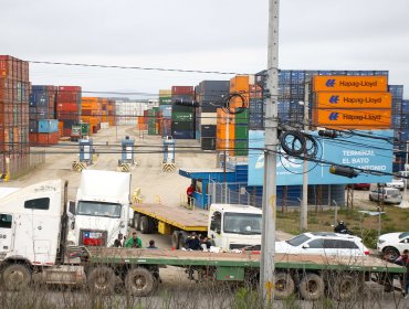 Paro camionero en San Antonio: Gobierno dice que es "problema entre privados", pero que se comprometieron a "ayudar y mediar"