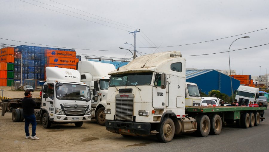 Paro de camioneros en San Antonio amenaza con desatar efecto dominó y extender las movilizaciones a lo largo de todo Chile