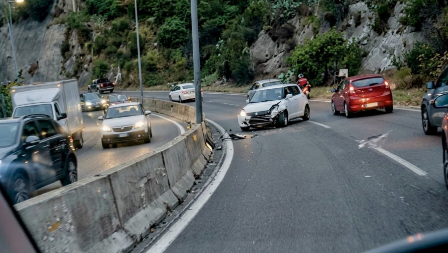 Accidente en Las Palmas dejó a conductor atrapado al interior de su auto en Viña del Mar