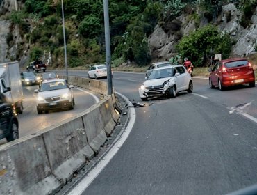 Accidente en Las Palmas dejó a conductor atrapado al interior de su auto en Viña del Mar