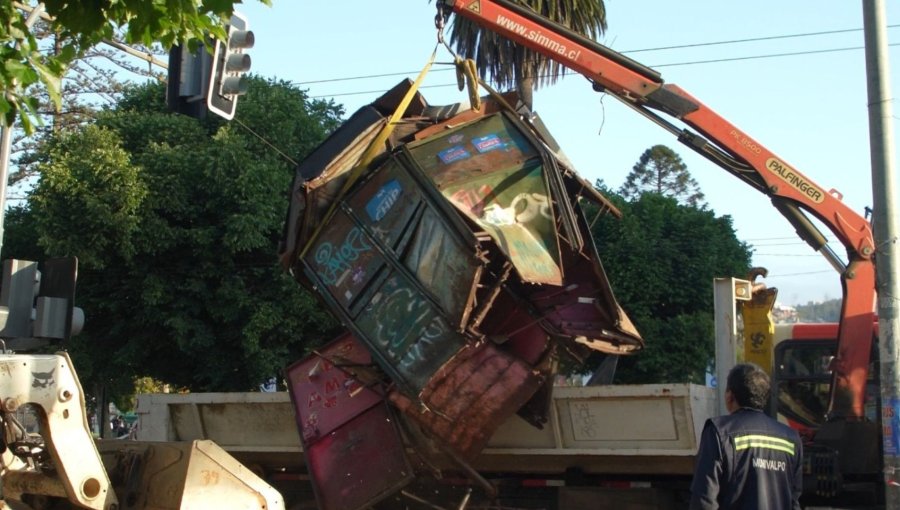 Kiosco ubicado en el eje Uruguay de Valparaíso fue retirado por almacenar droga