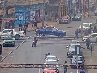 Delincuentes asaltan joyería en Valparaíso mediante "alunizaje": con una camioneta derribaron la mampara de acceso