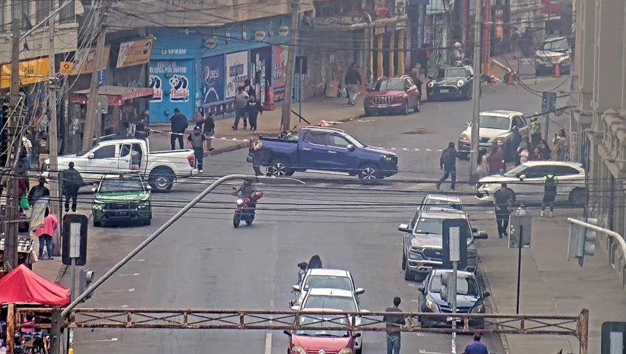 Delincuentes asaltan joyería en Valparaíso mediante "alunizaje": con una camioneta derribaron la mampara de acceso
