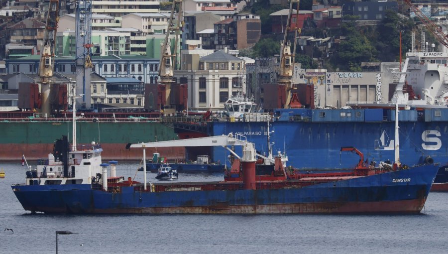 Buque chileno "Danstar" alista operaciones en Punta Arenas para inaugurar la polémica ruta marítima con las islas Malvinas