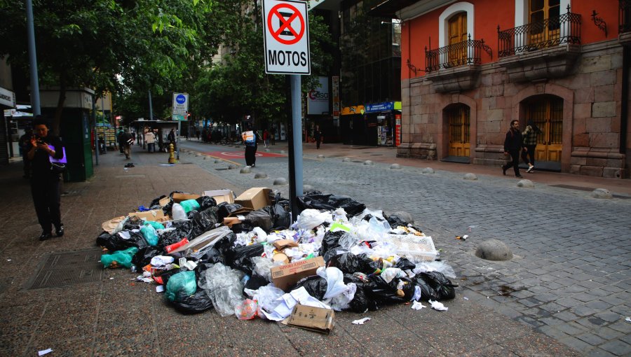 Activan plan de contingencia en Santiago por acumulación de basura tras paro de recolectores del turno nocturno
