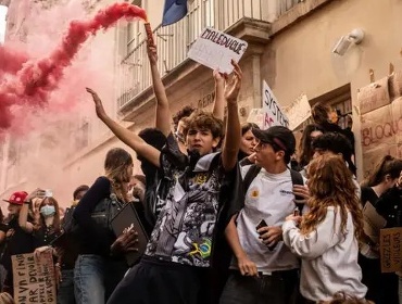 Francia registra 27 detenidos en nueva jornada de protestas con menor convocatoria
