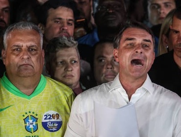 Bolsonaro acusa "persecución" y anuncia que volverá a competir por la presidencia