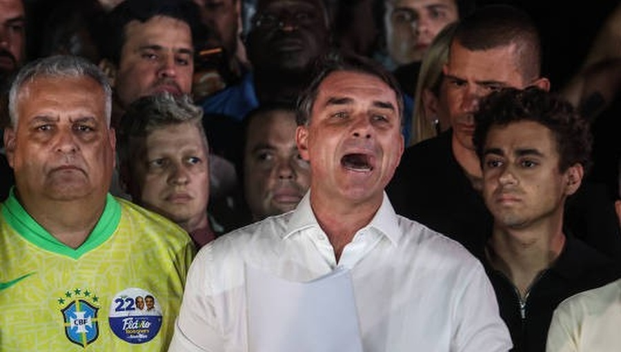 Bolsonaro acusa "persecución" y anuncia que volverá a competir por la presidencia