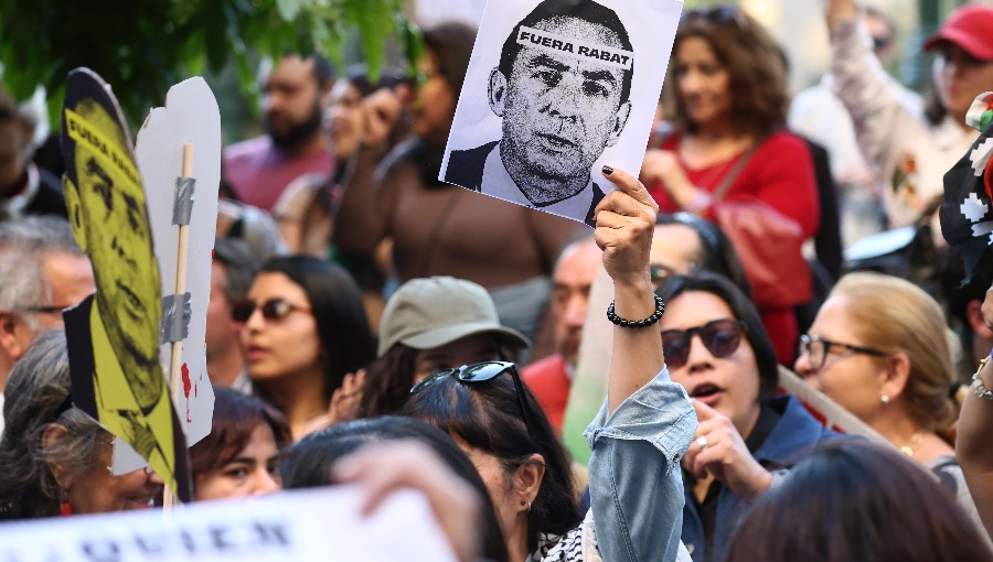 Oposición exige renuncia del ministro Rabat o presentará acusación constitucional