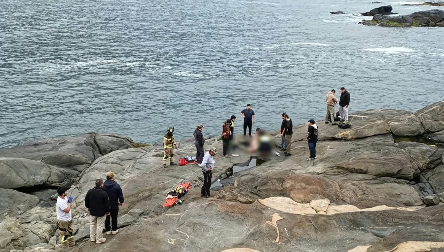 Hombre de 35 años muere tras ser arrastrado por una ola mientras pescaba en roqueríos de Zapallar